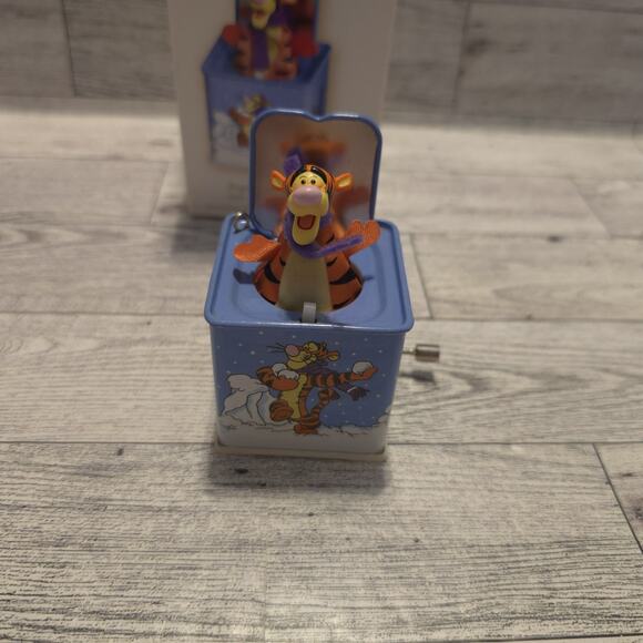 HALLMARK 2007 POP GOES THE TIGGER JACKIN THE BOX MEMORIES DISNEY ORNAMENT - Picture 6 of 7